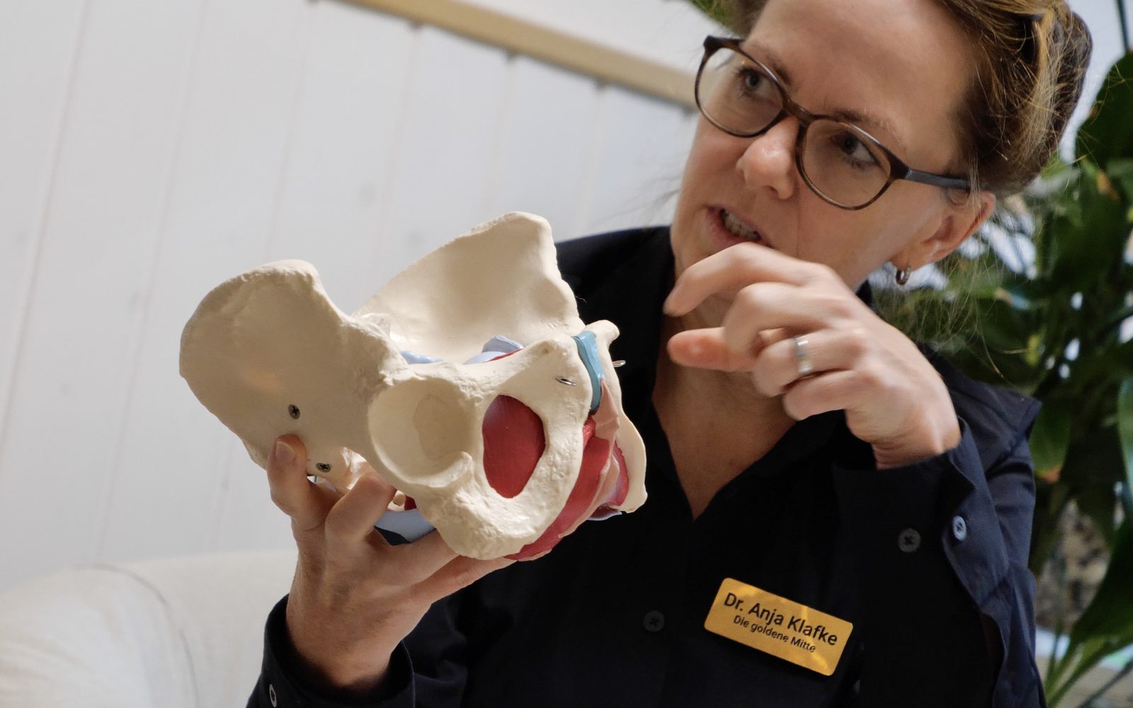 Dr. Anja Klafke erklärt den Beckenboden am anatomischen Beckenmodell