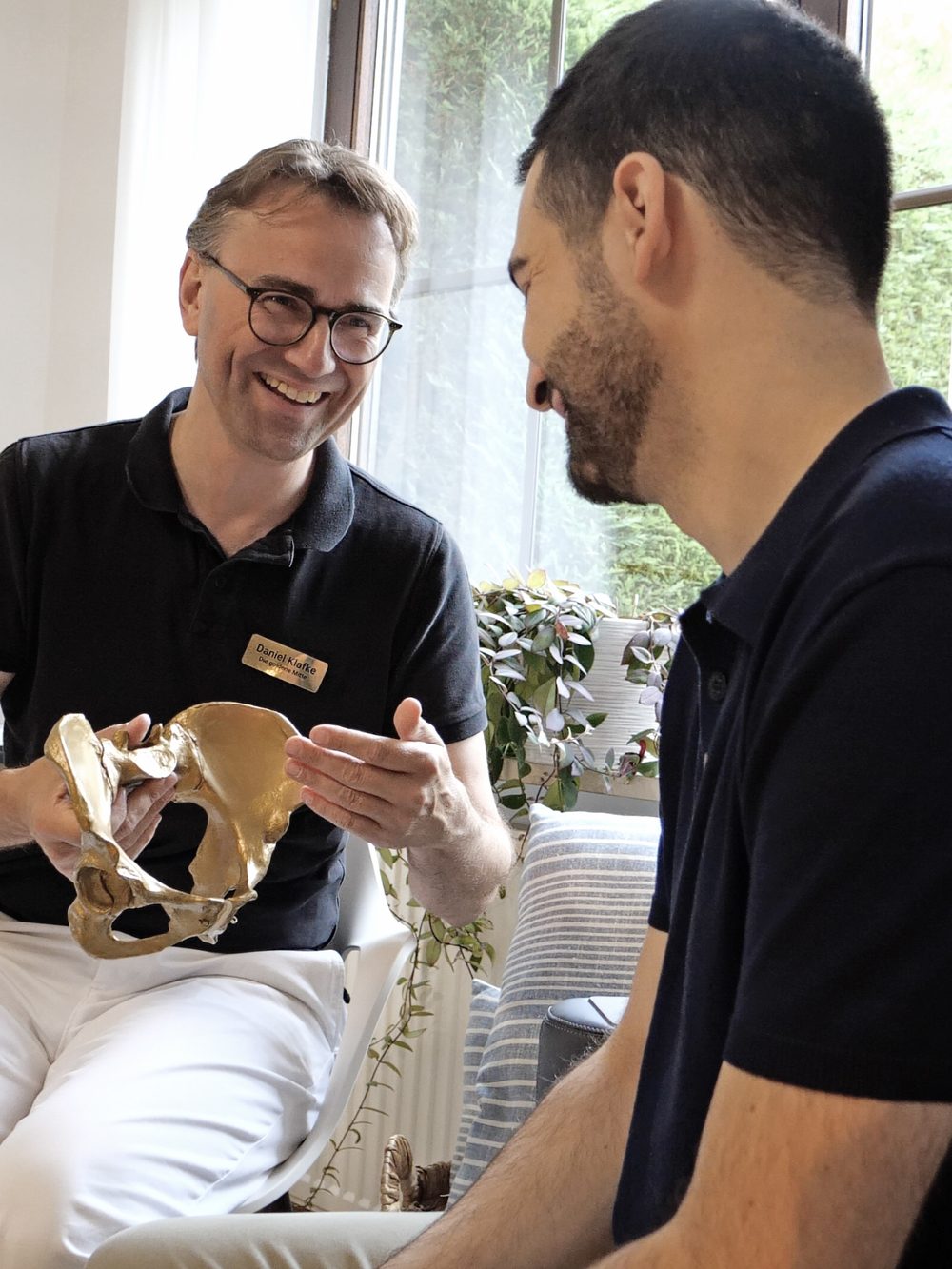 Daniel Klafke im Beratungsgespräch mit einem Kunden am Beckenmodell