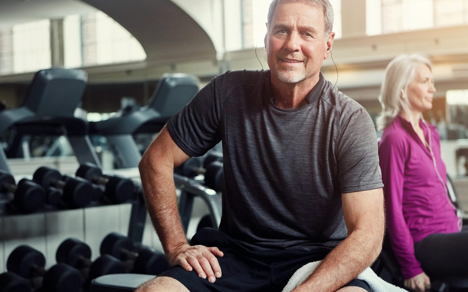 Aktiver Senior im Fitnessstudio