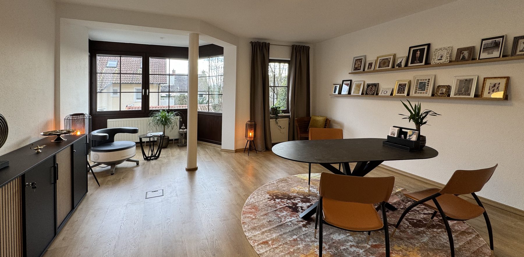 Heller Studioraum mit EMP-Beckenbodenstuhl